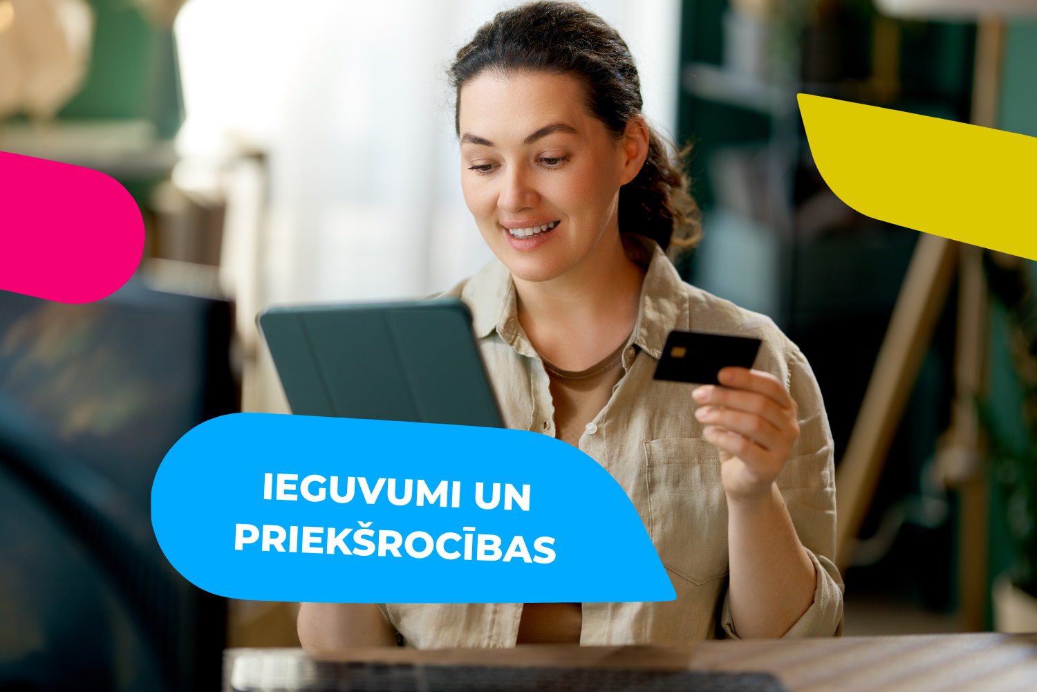 Sieviete ar plan&scaron;eti un kredītkarti, kas ilustrē patēriņa kredīta priek&scaron;rocības un ieguvumus.