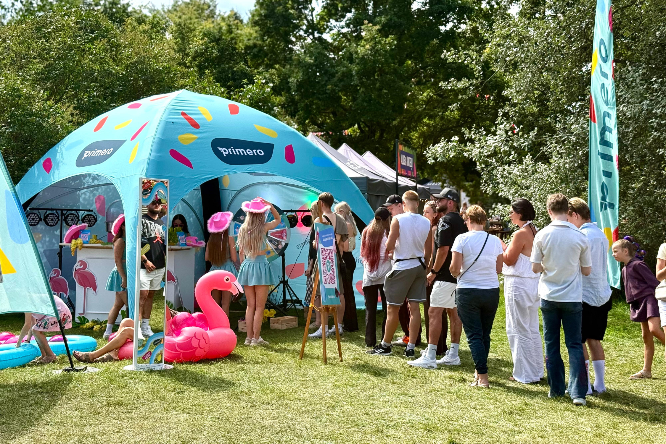 Очередь у шатра Primero на фестивале Summer Sound в Лиепае, где гости крутят колесо удачи и получают призы.